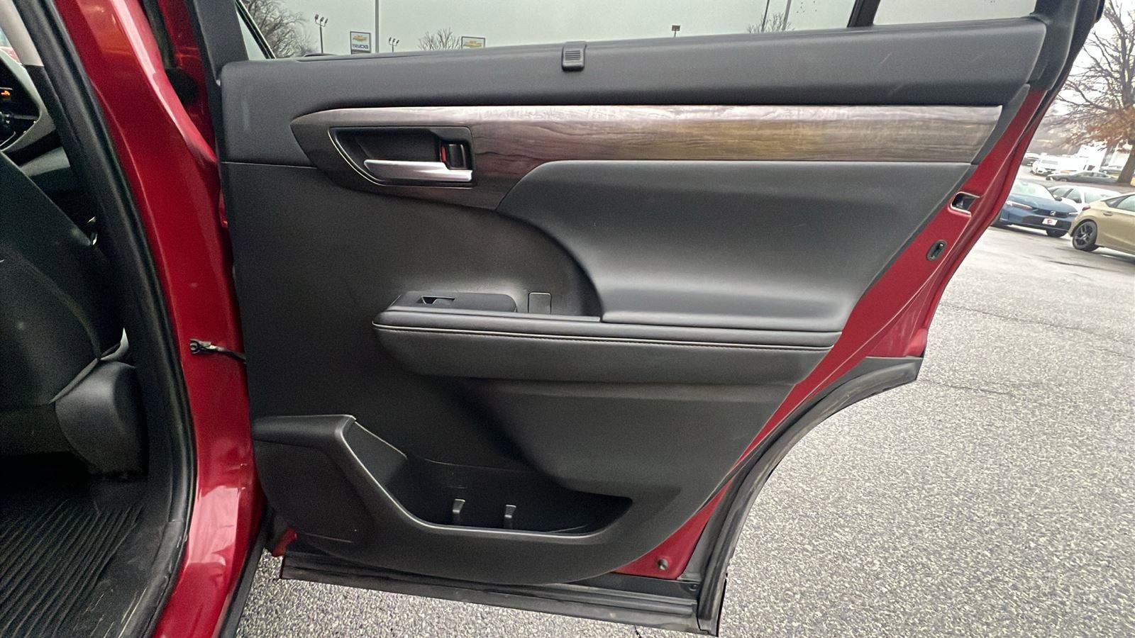 Used 2020 Toyota Highlander Limited image 14