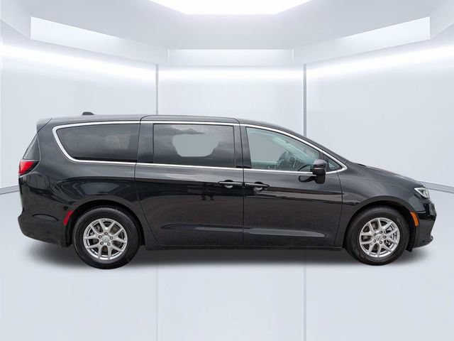 Used 2023 Chrysler Pacifica Touring-L FWD image 3
