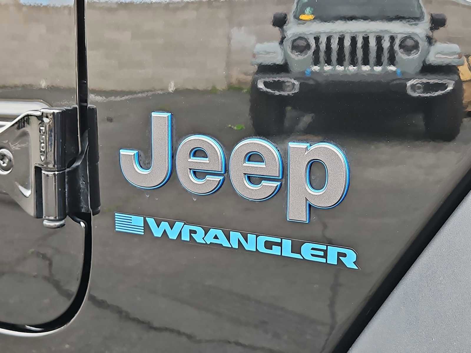 Used 2023 Jeep Wrangler Unlimited w/ Sun & Screen Package image 12