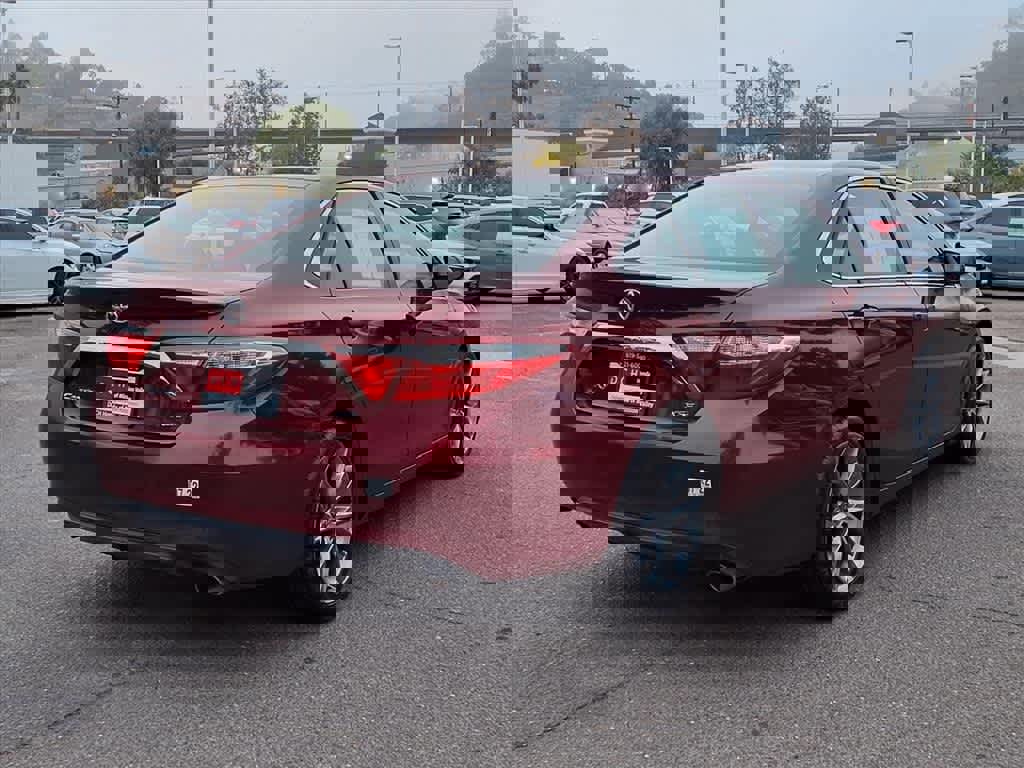 Used 2017 Toyota Camry LE image 4