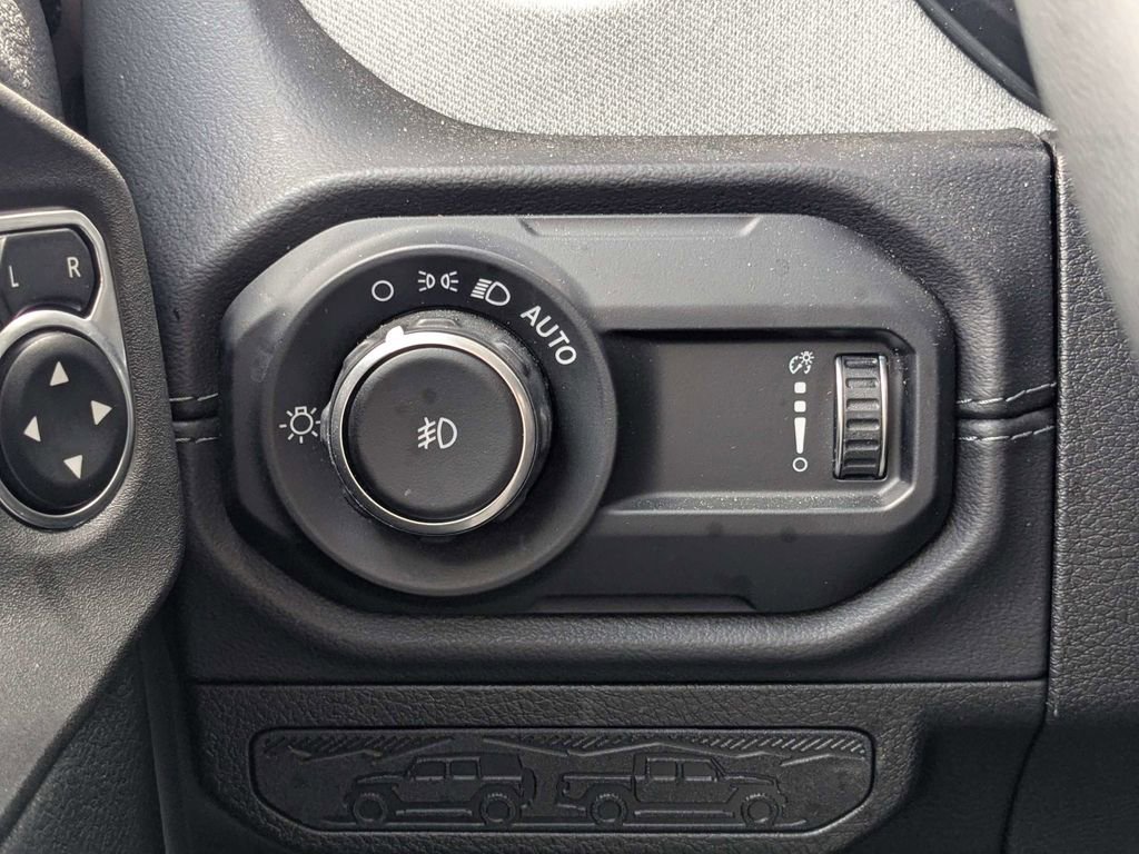 Used 2025 Jeep Wrangler Unlimited Sahara AWD/4WD image 19