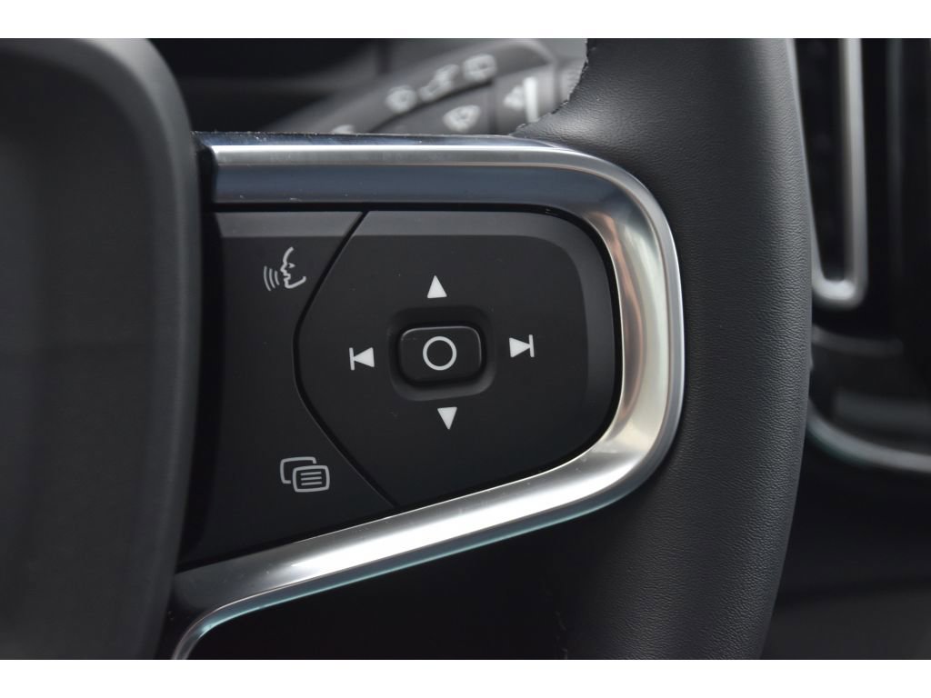 Certified 2025 Volvo XC40 B5 Core w/ Protection Package Premier image 31