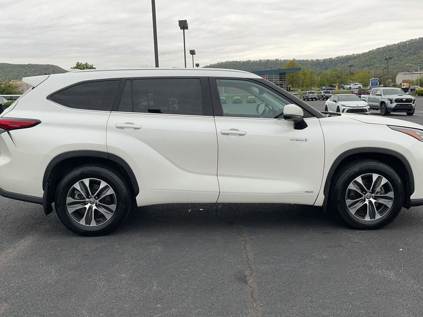 Used 2020 Toyota Highlander XLE AWD/4WD image 4