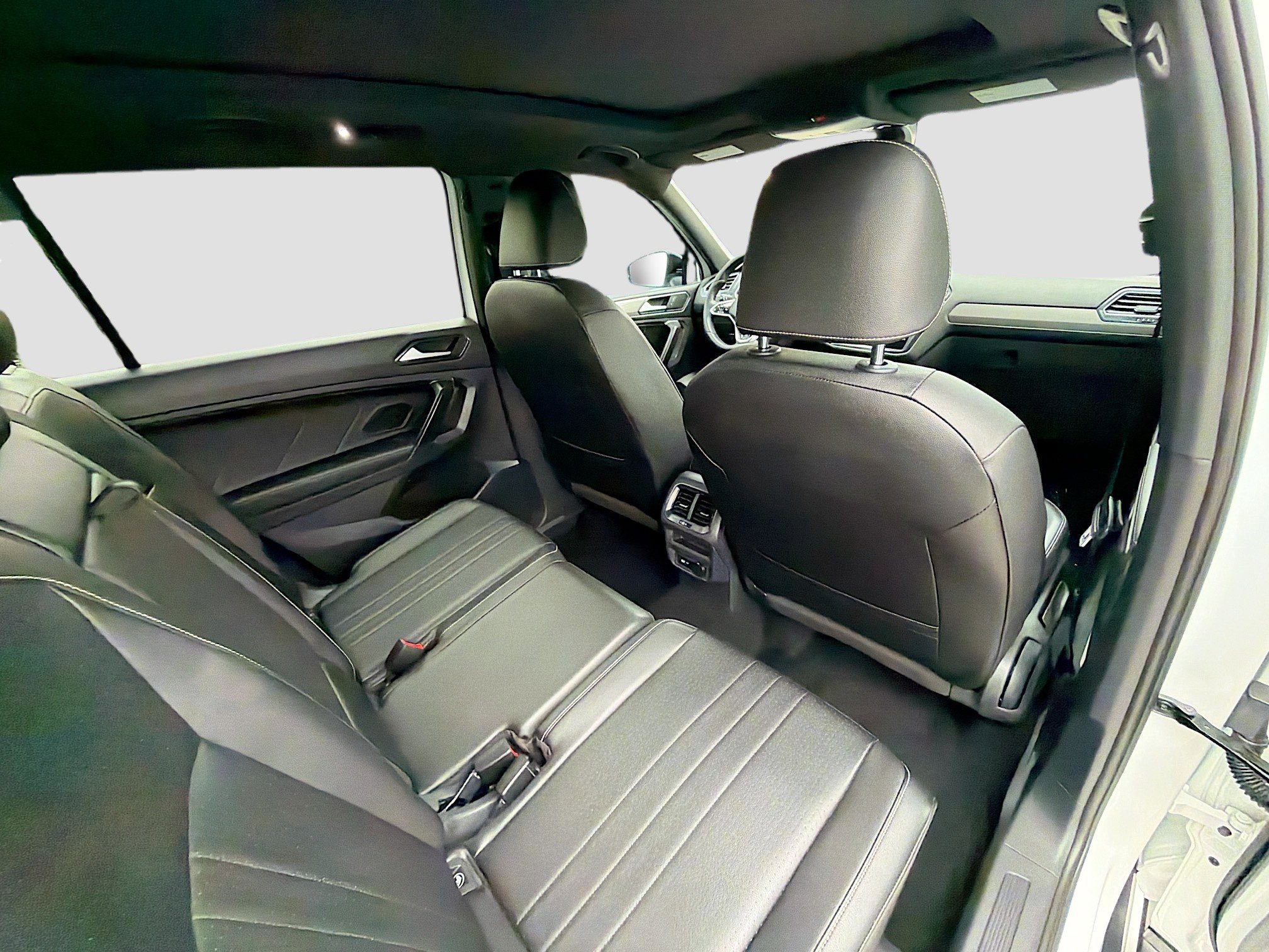 Used 2023 Volkswagen Tiguan SE R-Line image 30