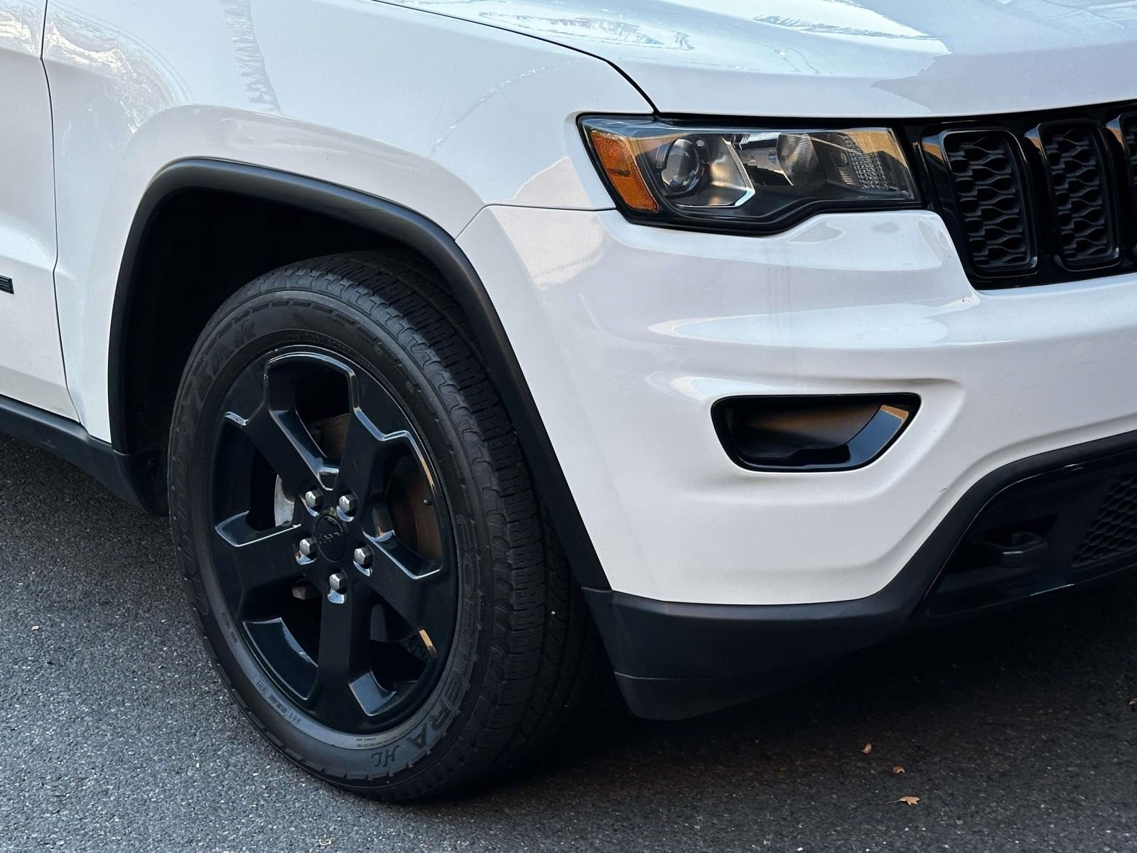 Used 2018 Jeep Grand Cherokee Laredo AWD/4WD image 11