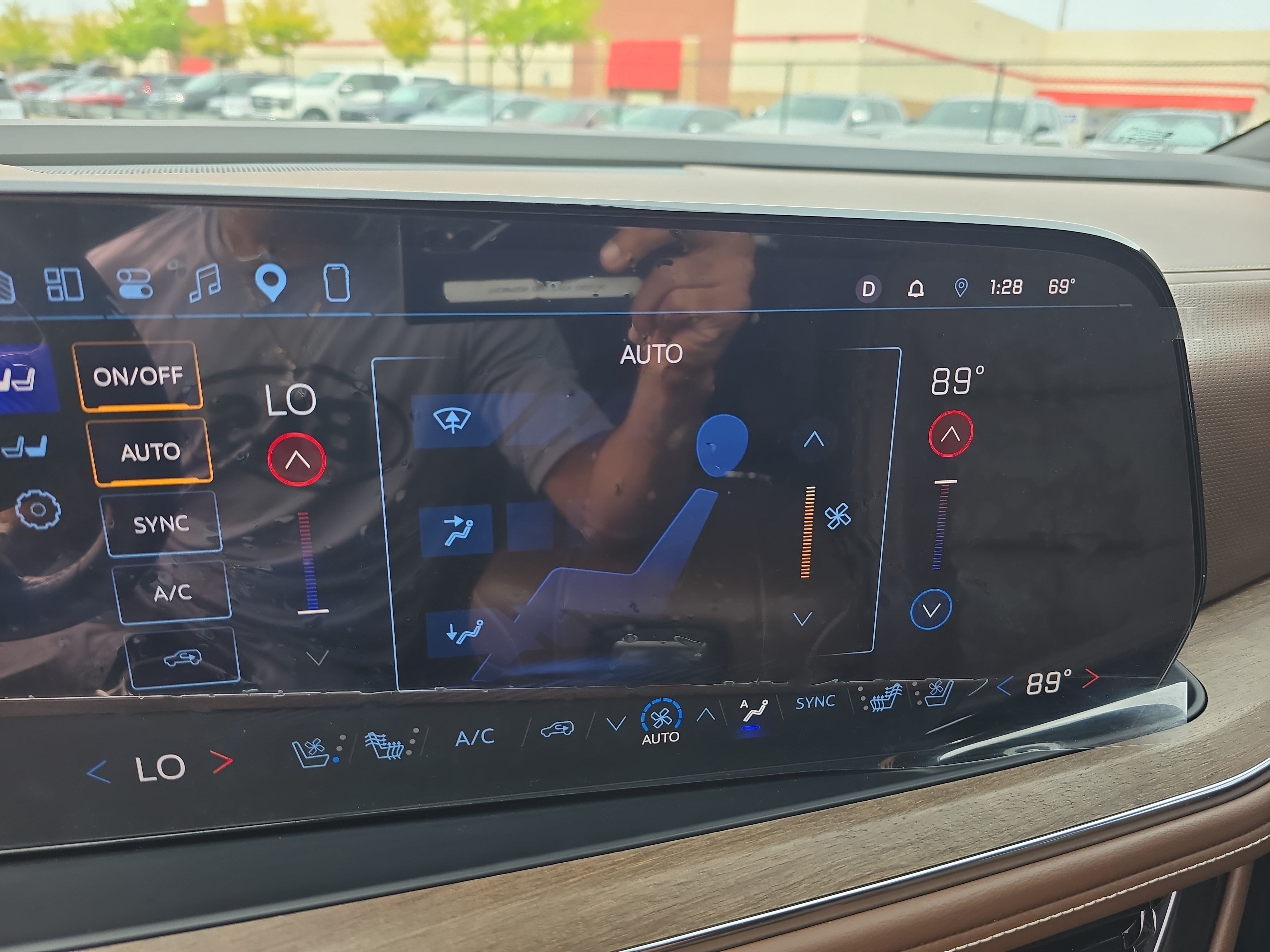 Used 2025 Chevrolet Tahoe High Country AWD/4WD image 21