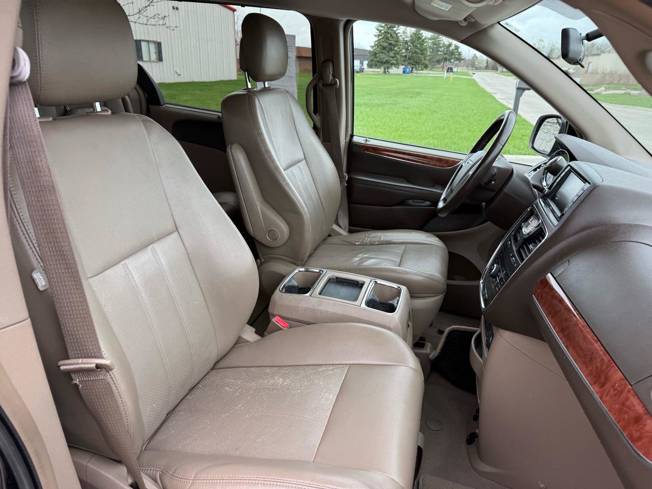 Used 2011 Chrysler Town & Country Touring-L w/ Entertainment Group #2 FWD image 27