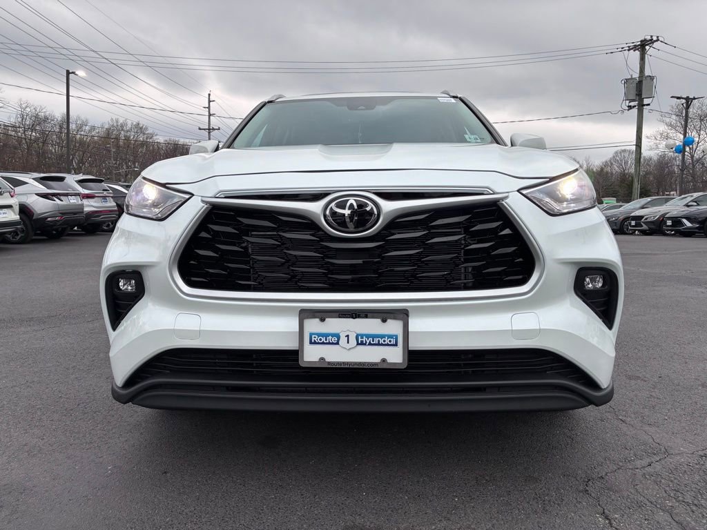 Used 2023 Toyota Highlander XLE AWD/4WD image 2