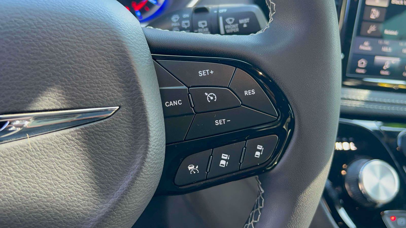 Used 2024 Chrysler Pacifica Limited FWD image 18