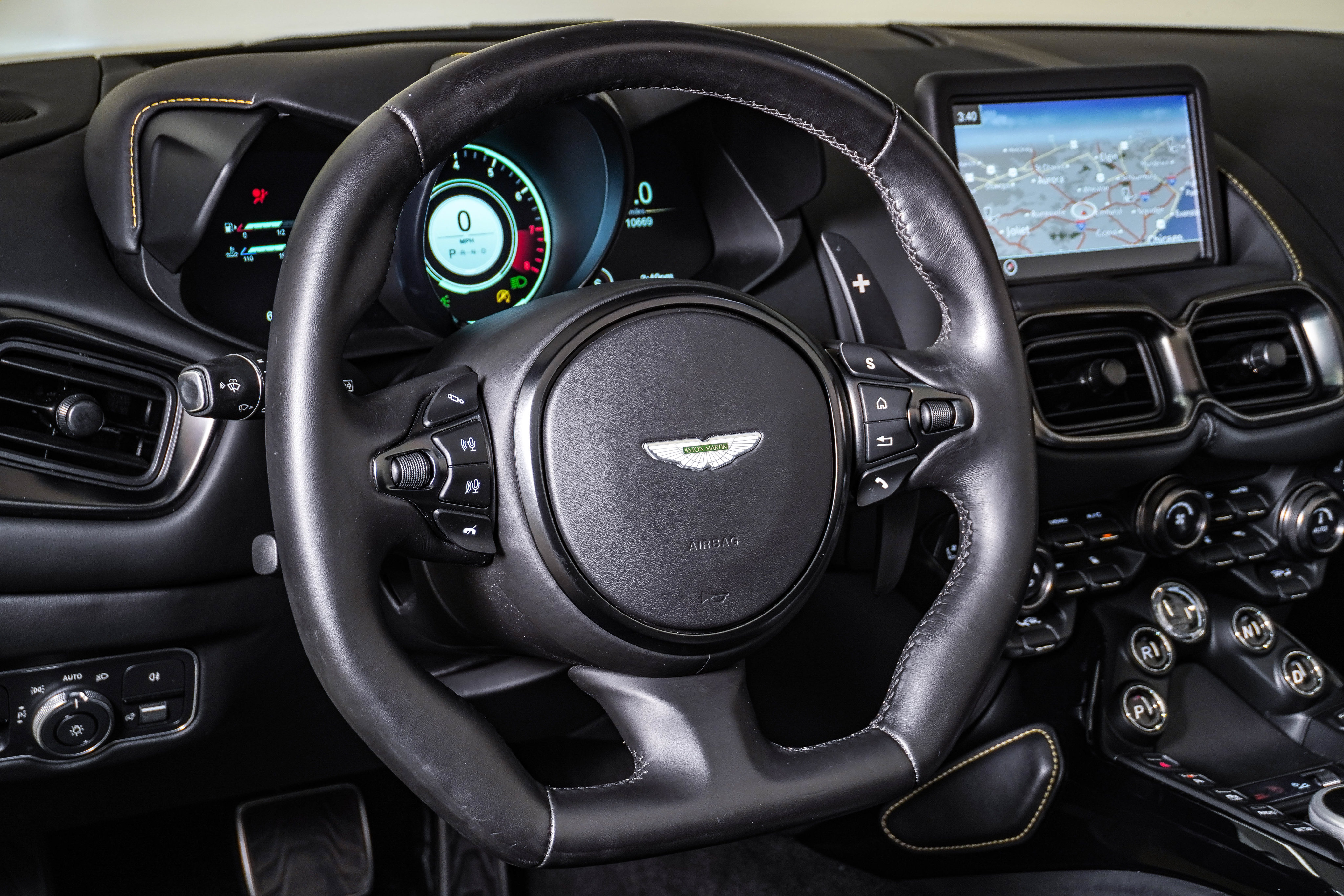 Used 2023 Aston Martin V8 Vantage Roadster RWD image 26