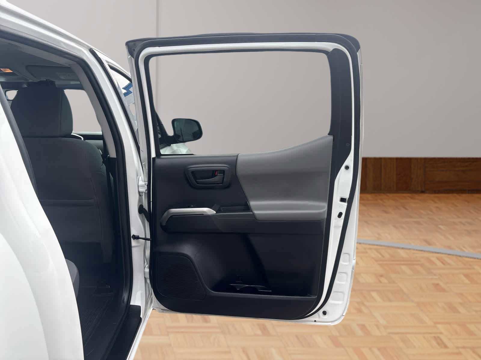 Used 2020 Toyota Tacoma SR5 AWD/4WD image 13