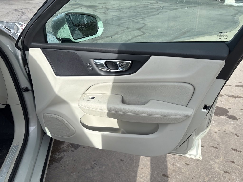 Used 2019 Volvo S60 T6 Momentum w/ Premium Package image 34