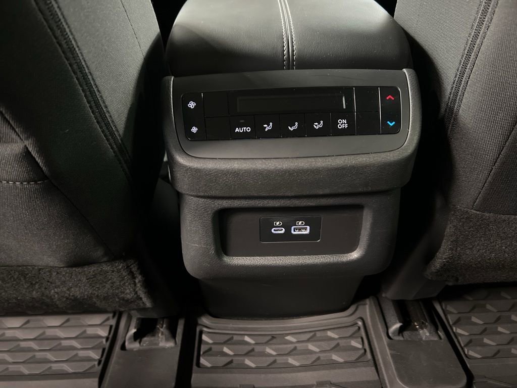 Used 2025 Nissan Pathfinder SV AWD/4WD image 32