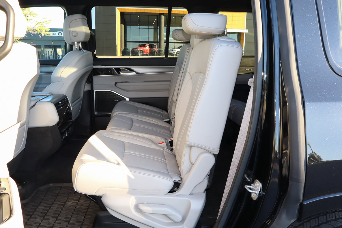 New 2025 Jeep Wagoneer w/ Premium Group I image 16