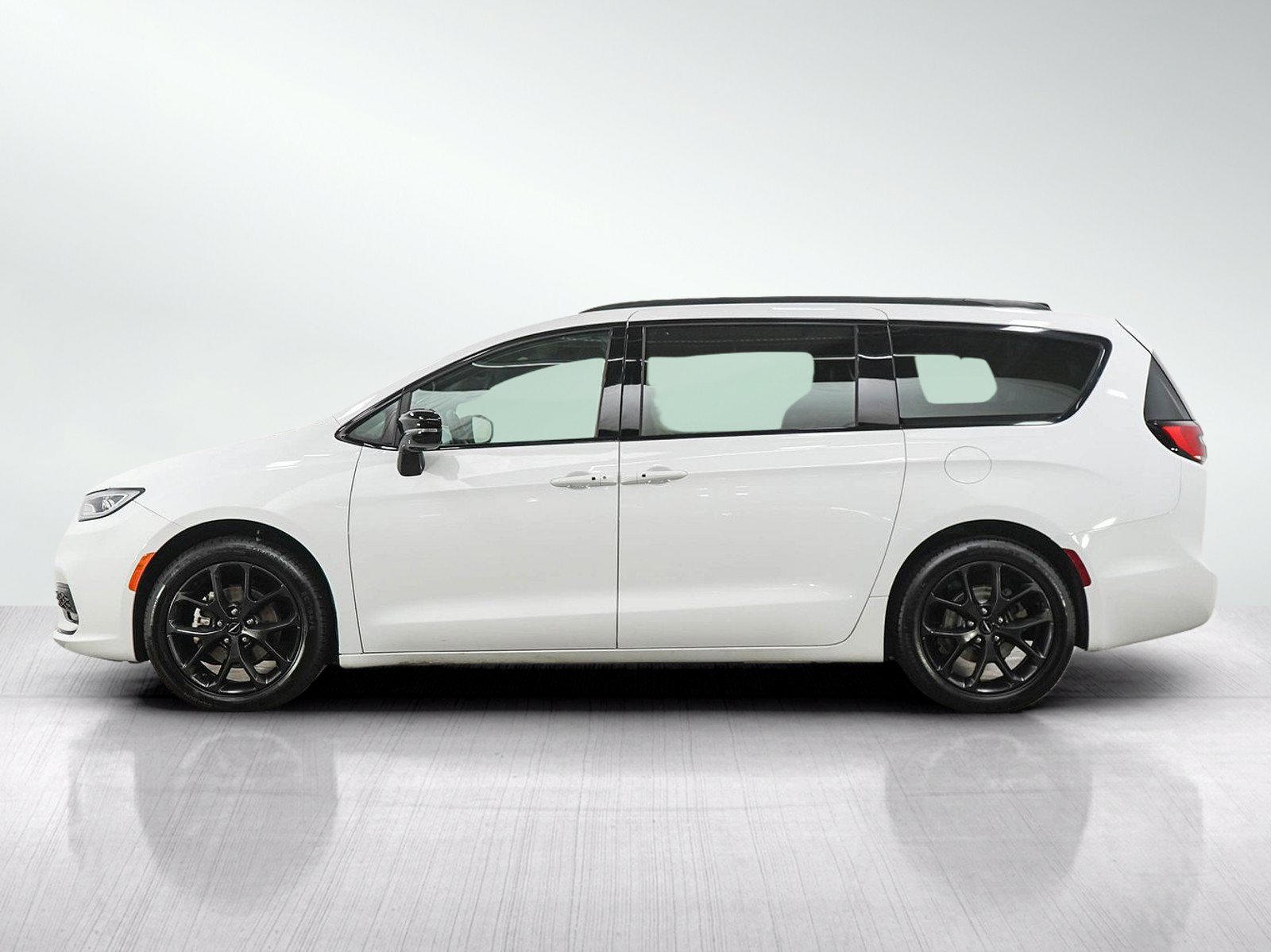 Used 2025 Chrysler Pacifica Limited FWD image 2