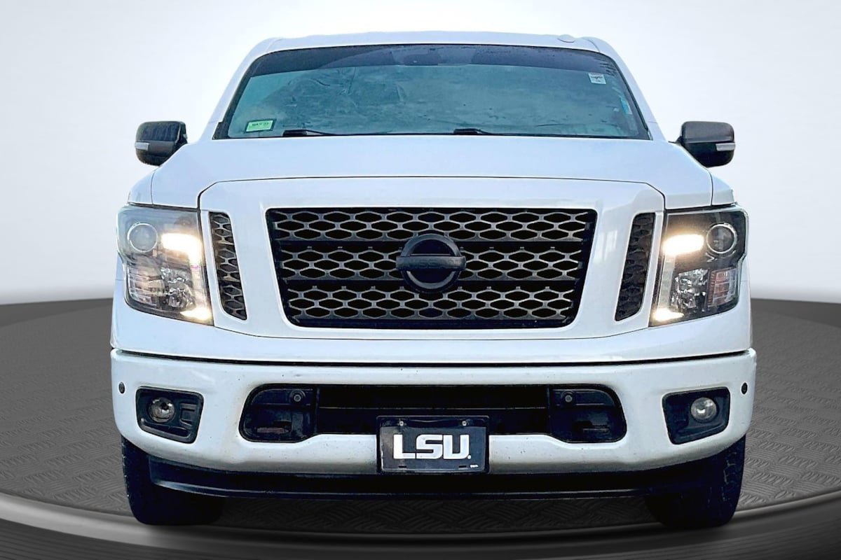 Used 2018 Nissan Titan SV w/ SV Convenience Package AWD/4WD image 3