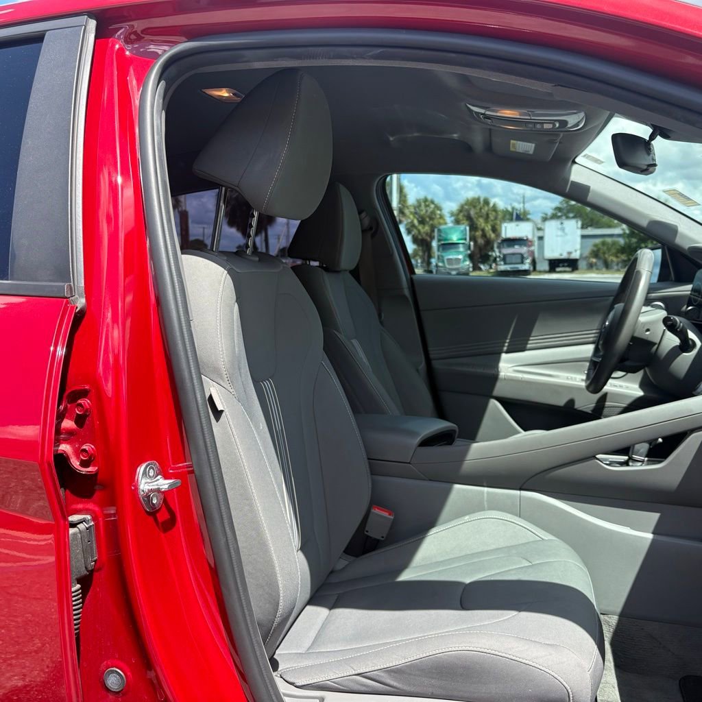 Used 2023 Hyundai Elantra SEL w/ Convenience Package image 16