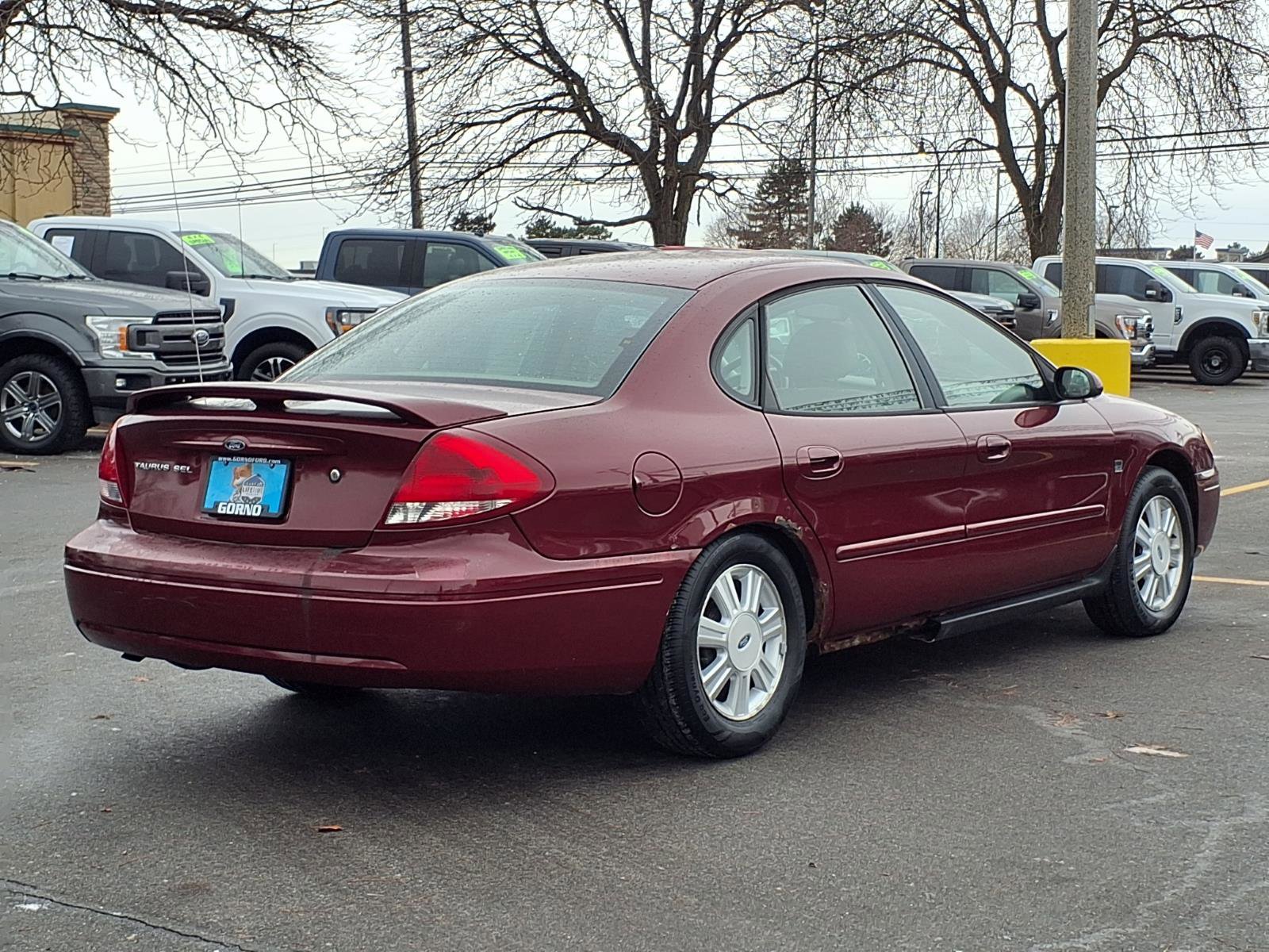 Used 2004 Ford Taurus SEL image 2