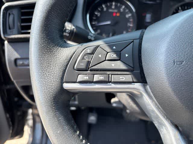Used 2017 Nissan Rogue SV w/ SV Premium Package FWD image 11