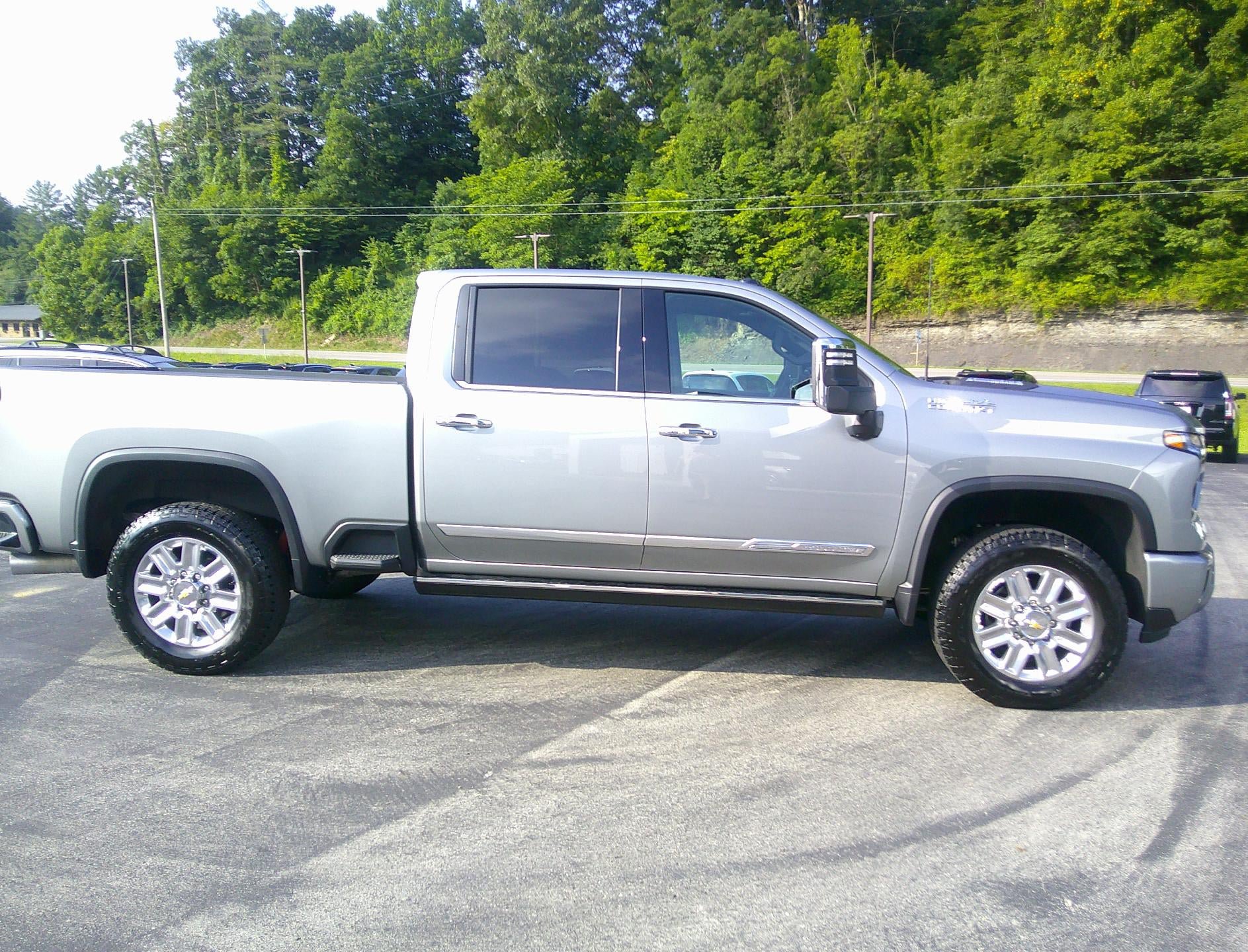 Used 2025 Chevrolet Silverado 2500 High Country w/ High Country Premium Package AWD/4WD image 5