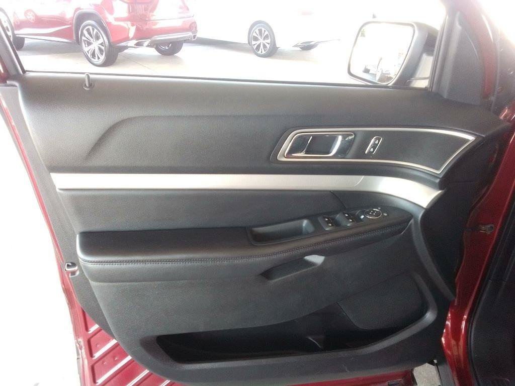 Used 2016 Ford Explorer XLT w/ Equipment Group 202A AWD/4WD image 21