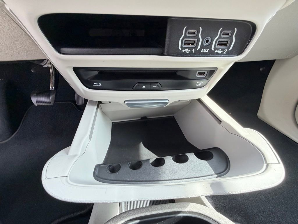 Used 2021 Chrysler Pacifica Touring-L w/ Uconnect Theater Family Group image 31