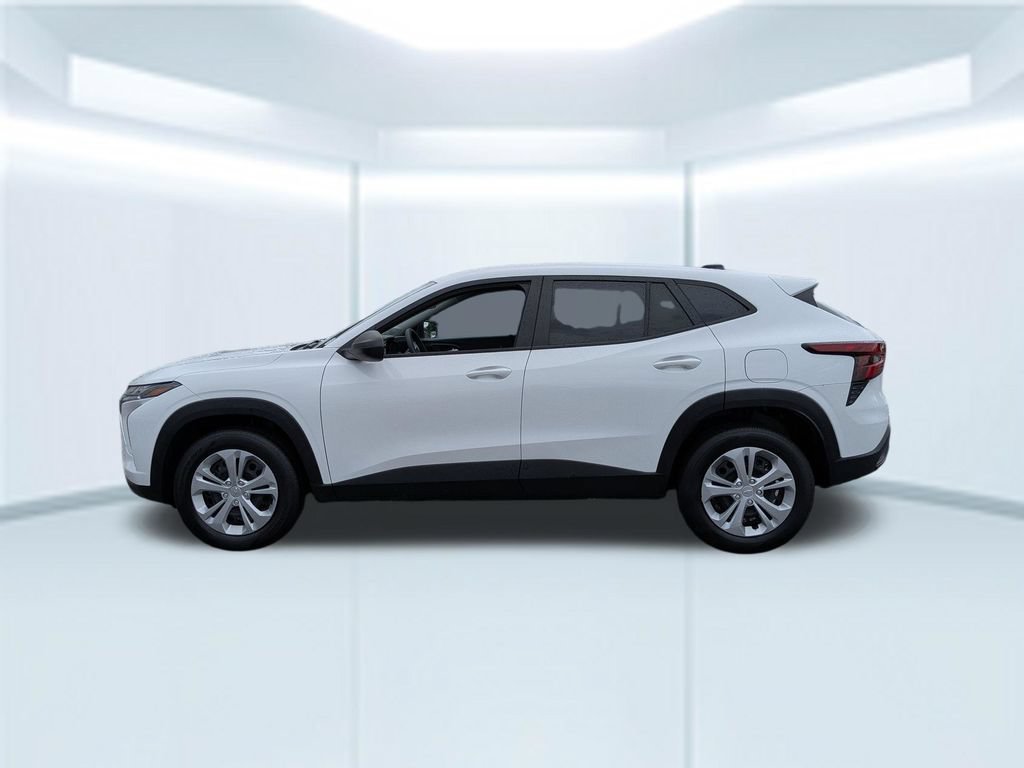 Used 2025 Chevrolet Trax LS FWD image 2
