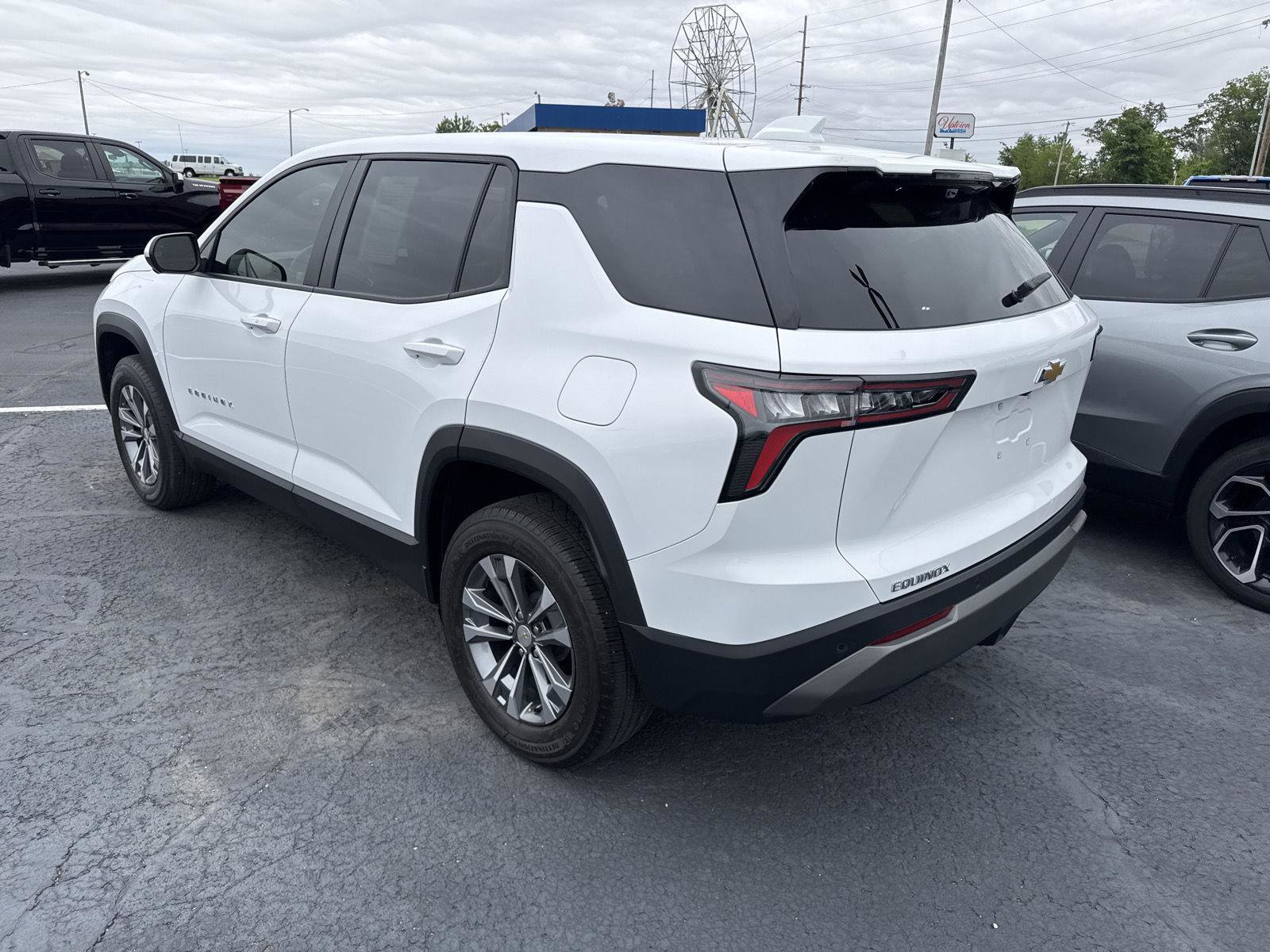 Used 2025 Chevrolet Equinox LT w/ Safety and Technology Package FWD image 4
