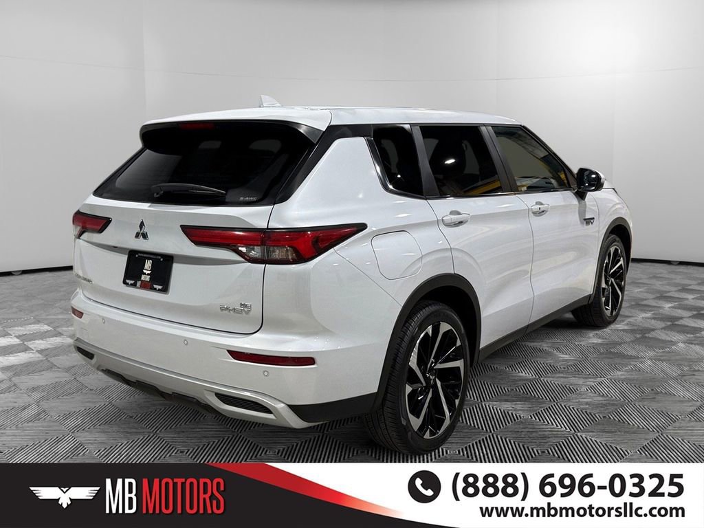 Used 2023 Mitsubishi Outlander SE image 3