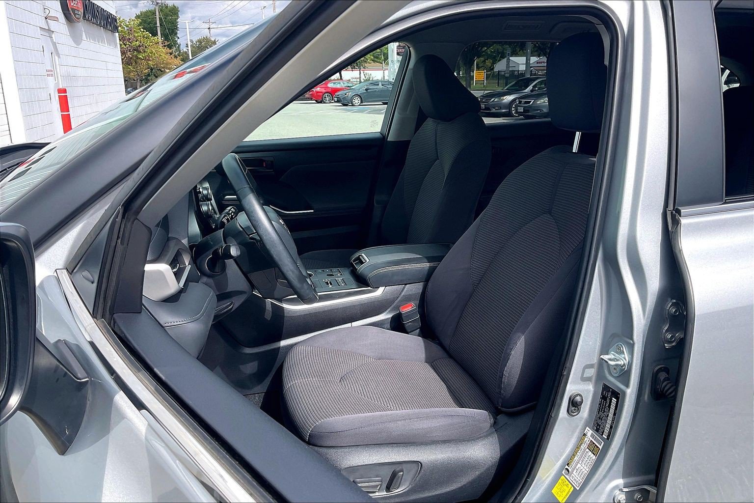 Used 2024 Toyota Highlander LE AWD/4WD image 29