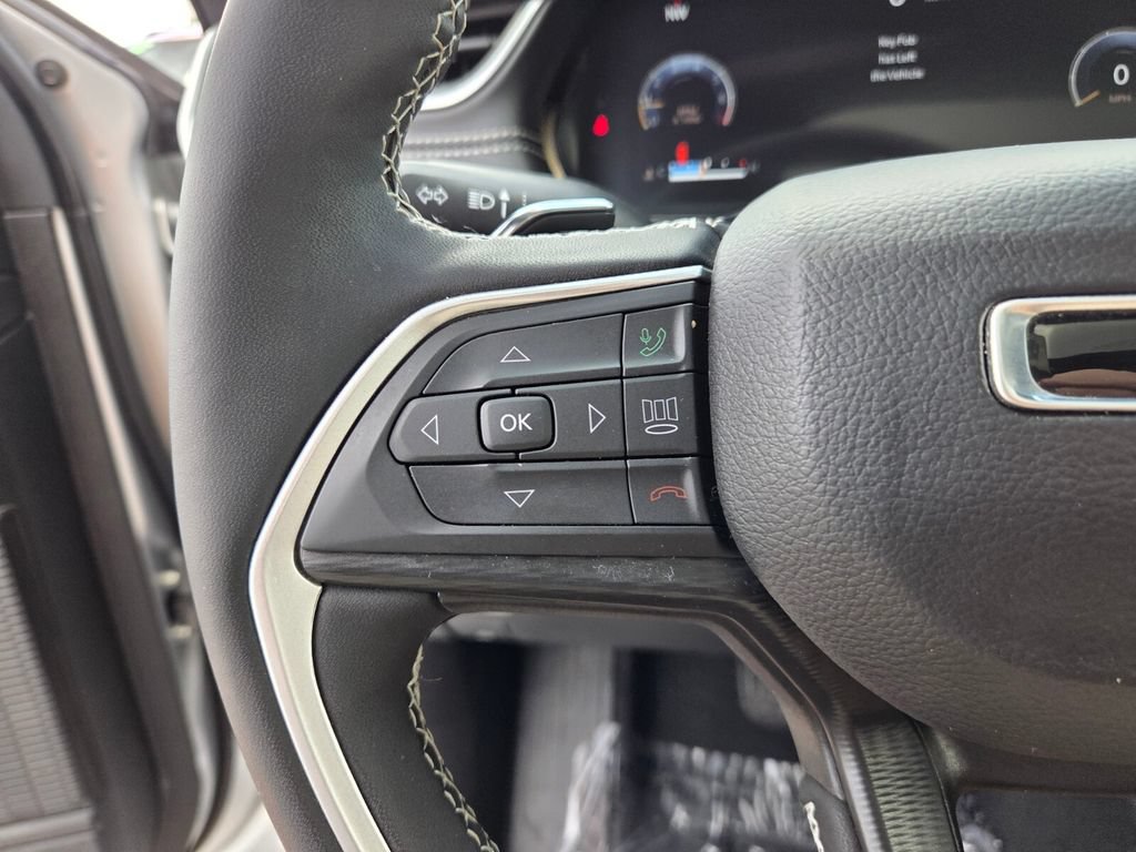 Used 2025 Jeep Grand Cherokee Altitude AWD/4WD image 31