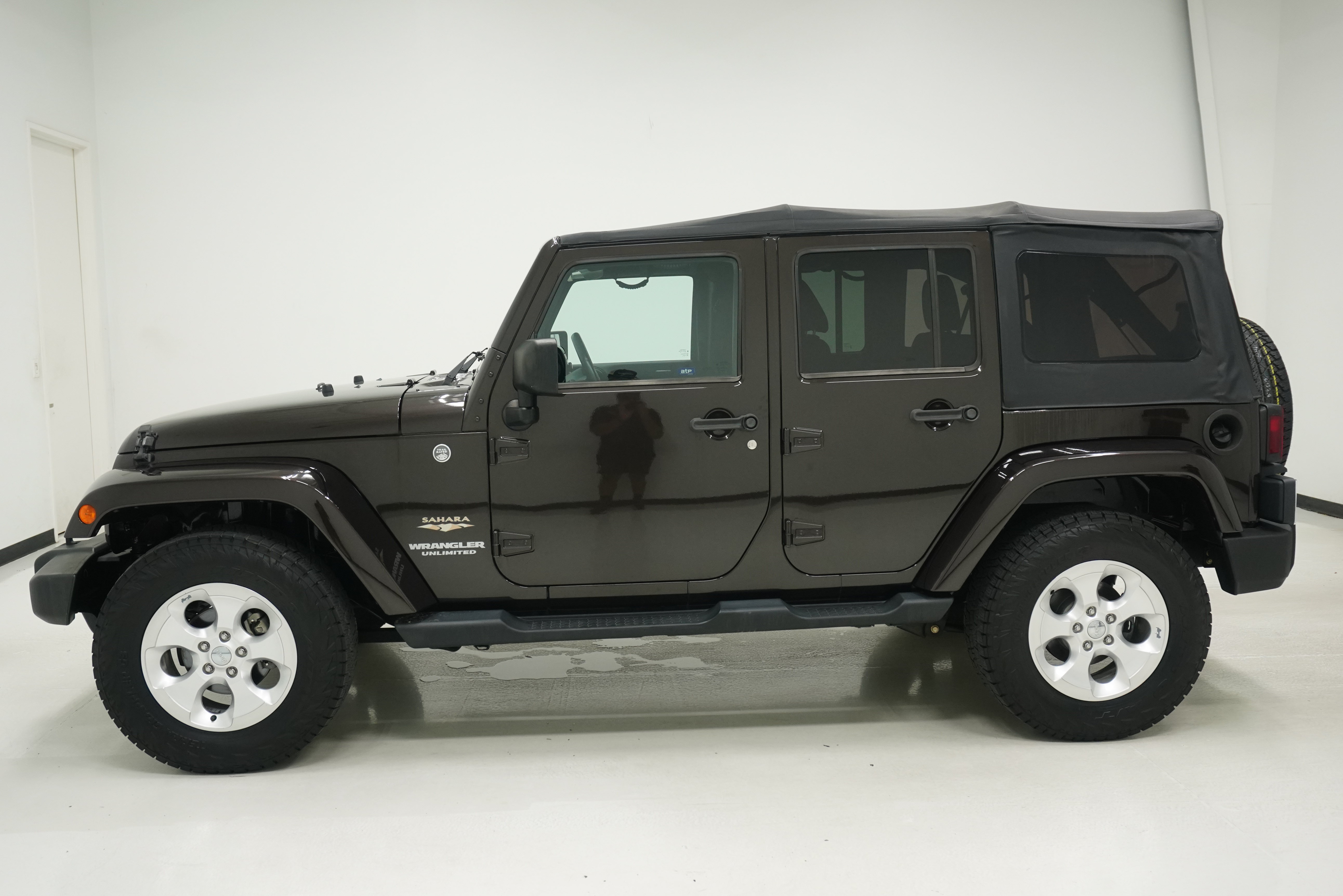 Used 2013 Jeep Wrangler Unlimited Sahara AWD/4WD image 7
