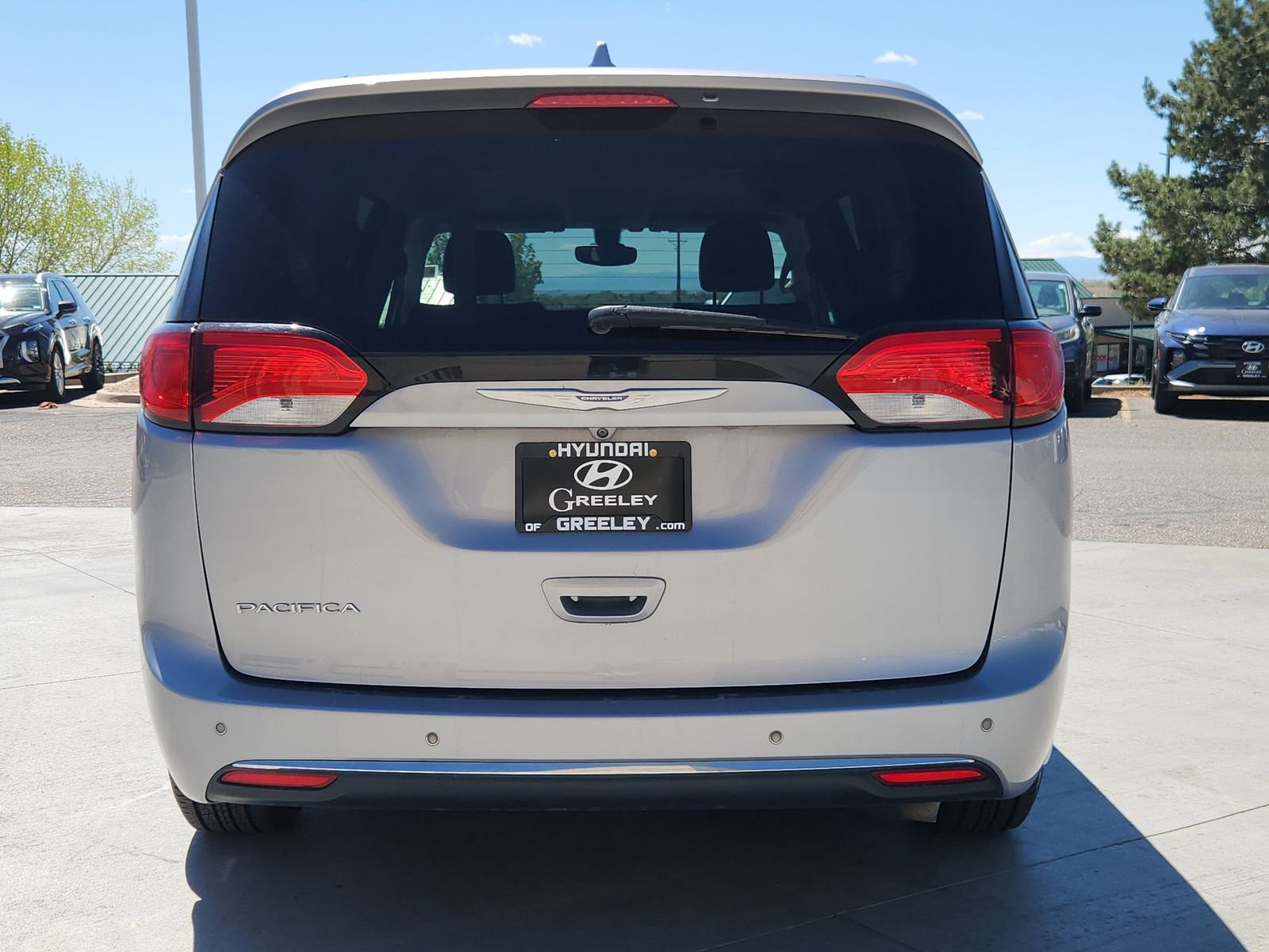 Used 2017 Chrysler Pacifica Touring-L FWD image 4