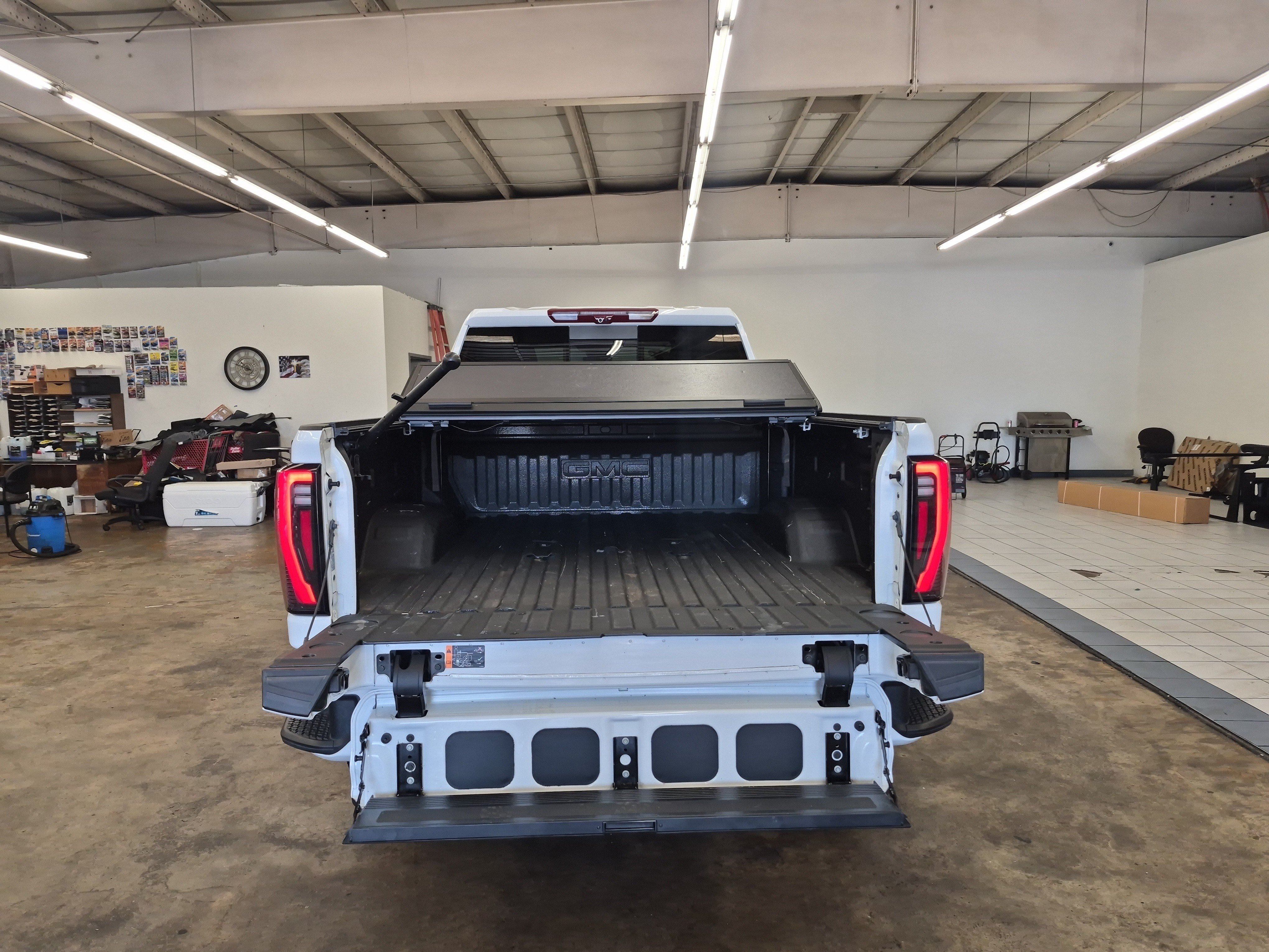 Used 2025 GMC Sierra 2500 AT4 w/ AT4 Premium Plus Package AWD/4WD image 9