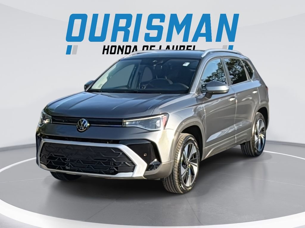 Used 2025 Volkswagen Taos SE AWD/4WD image 1