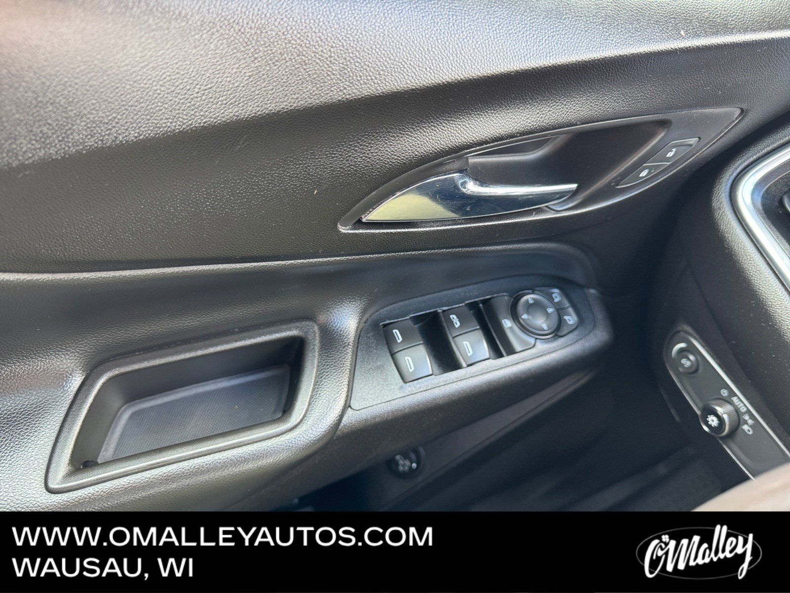 Used 2018 Chevrolet Equinox LT w/ Sun & Infotainment Package image 19