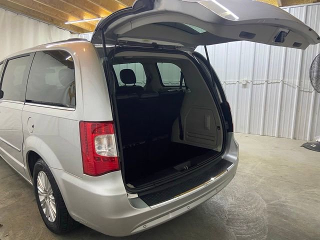 Used 2012 Chrysler Town & Country Touring-L w/ Premium Group FWD image 10
