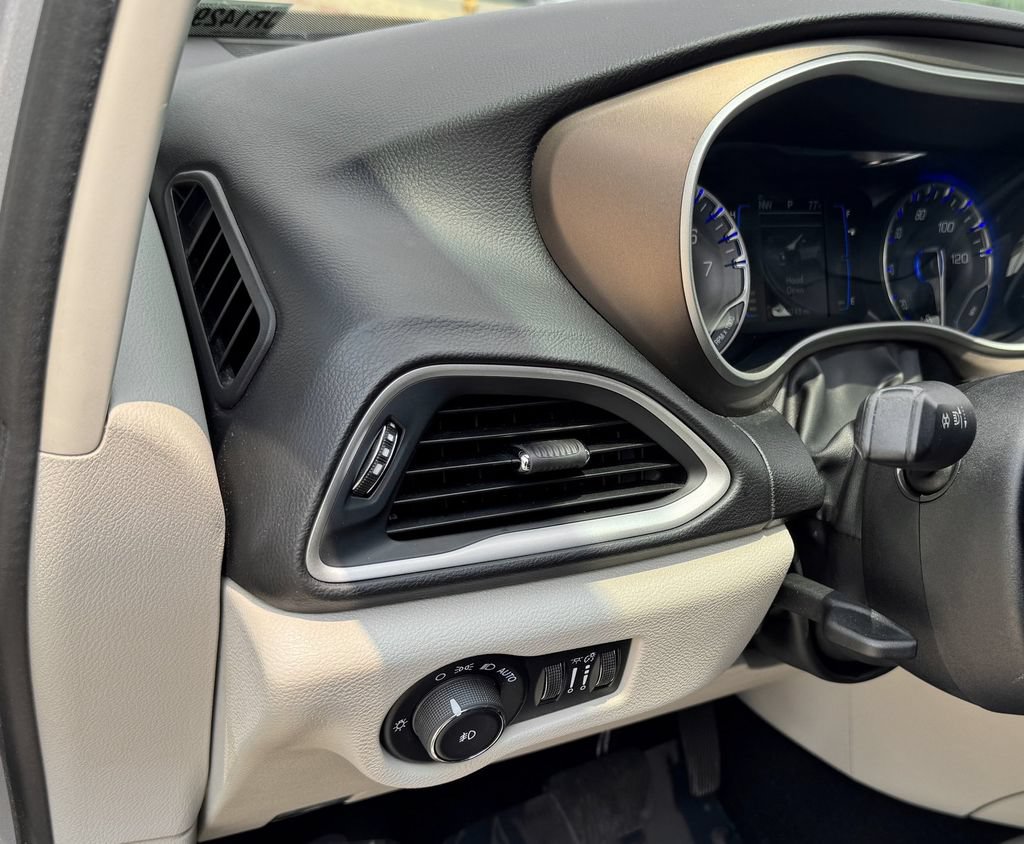 Used 2018 Chrysler Pacifica Touring-L FWD image 13