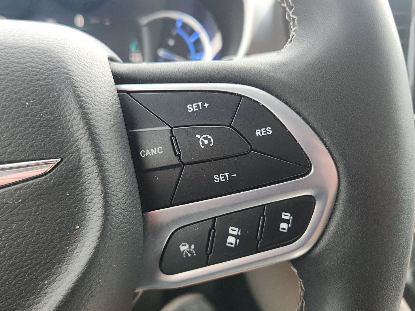 Used 2023 Chrysler Pacifica Touring-L FWD image 19