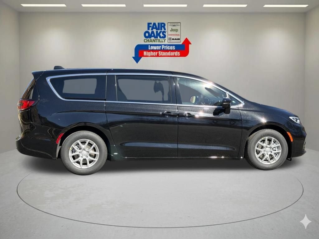 New 2026 Chrysler Pacifica Select FWD image 5