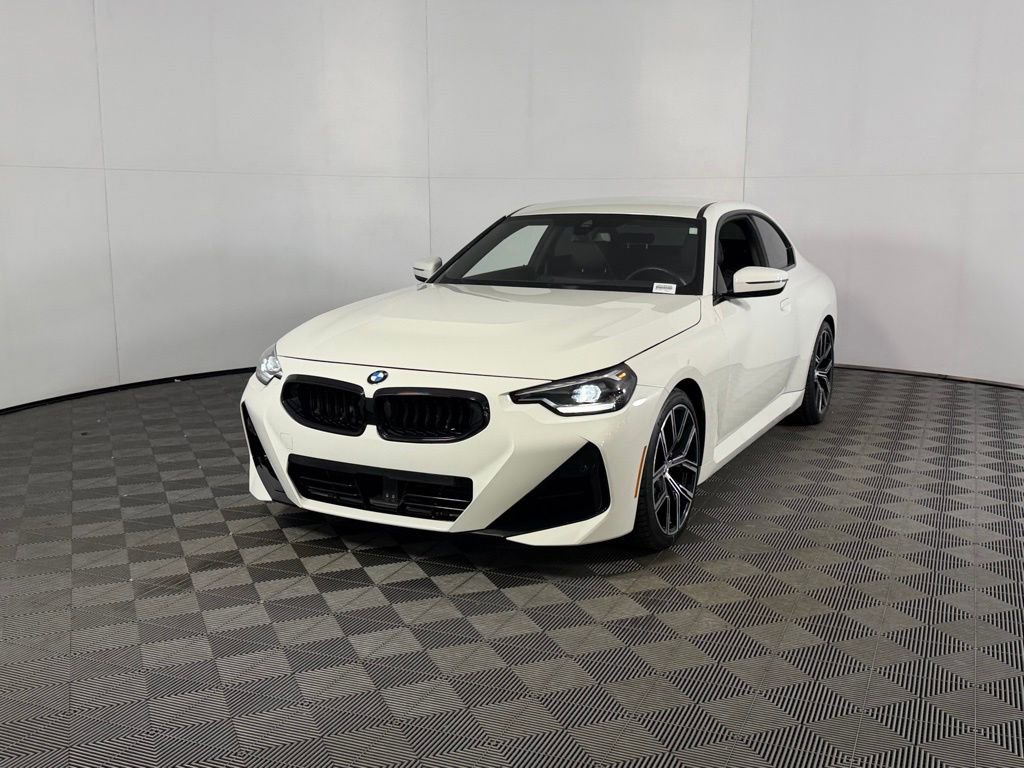 Used 2024 BMW 230i Coupe w/ Convenience Package RWD image 3