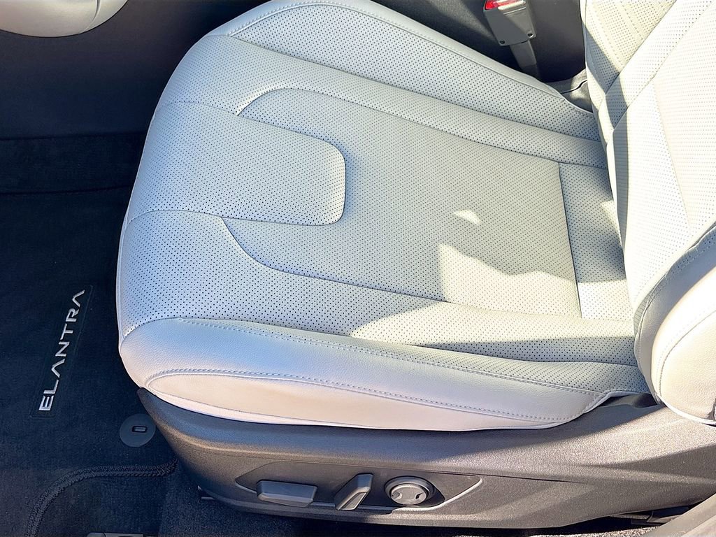 Used 2025 Hyundai Elantra Limited image 20