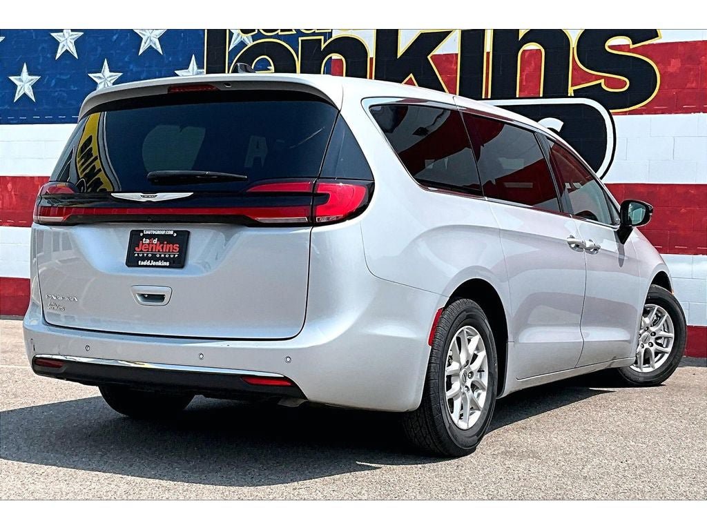 Used 2024 Chrysler Pacifica Touring-L FWD image 2