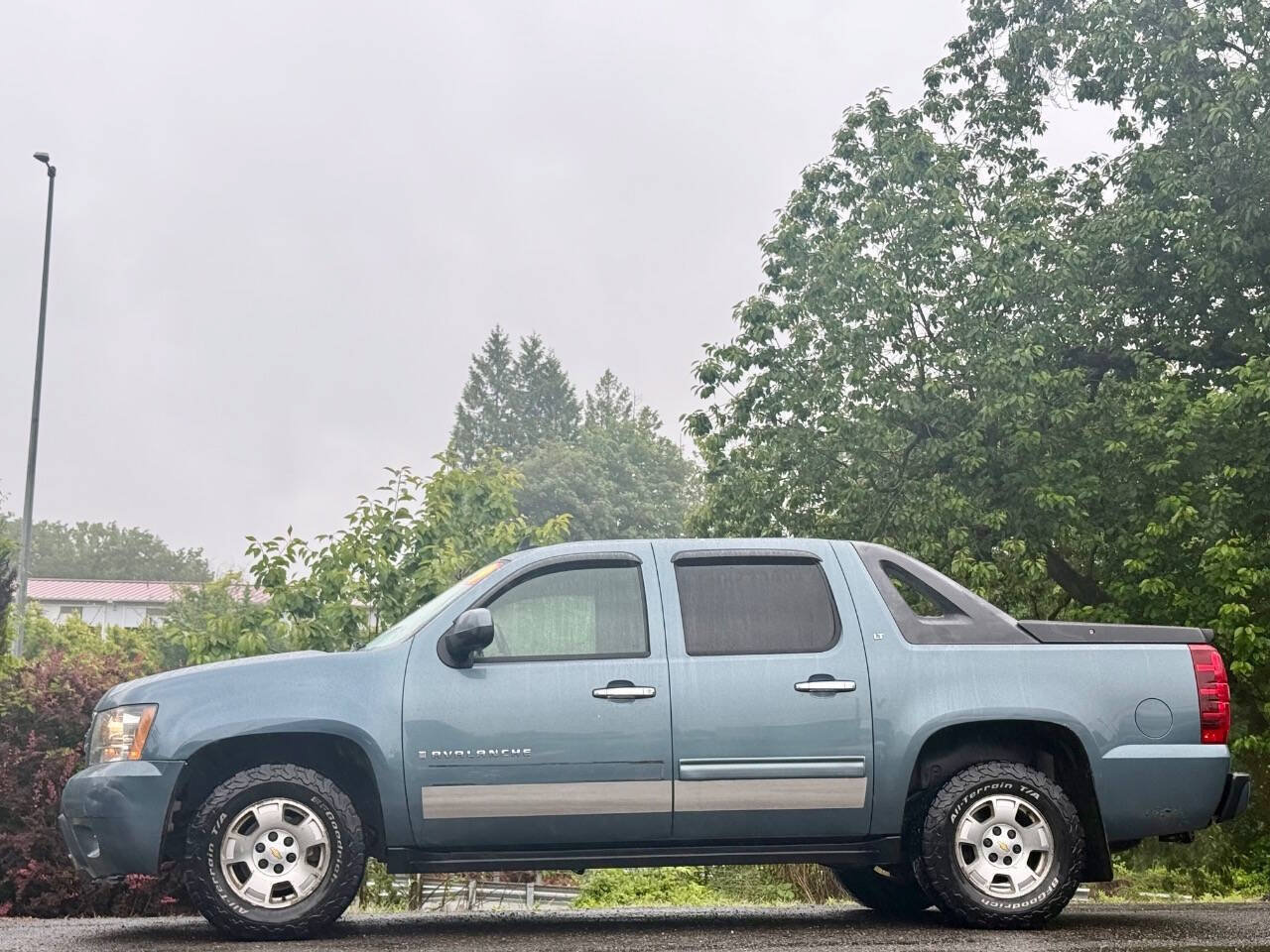 Used 2009 Chevrolet Avalanche LS AWD/4WD image 2