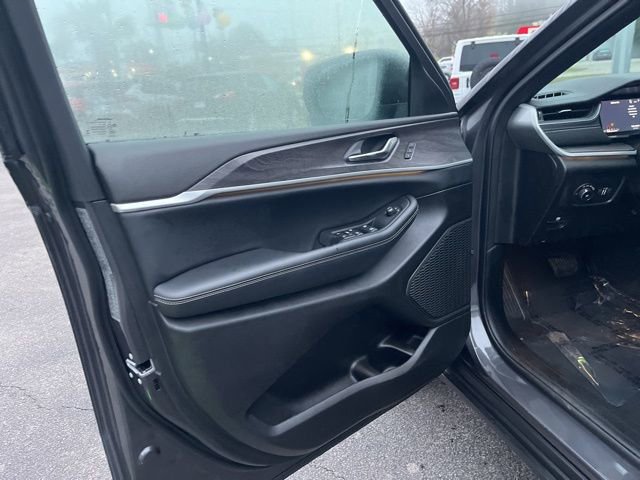 Used 2025 Jeep Grand Cherokee L Limited image 5