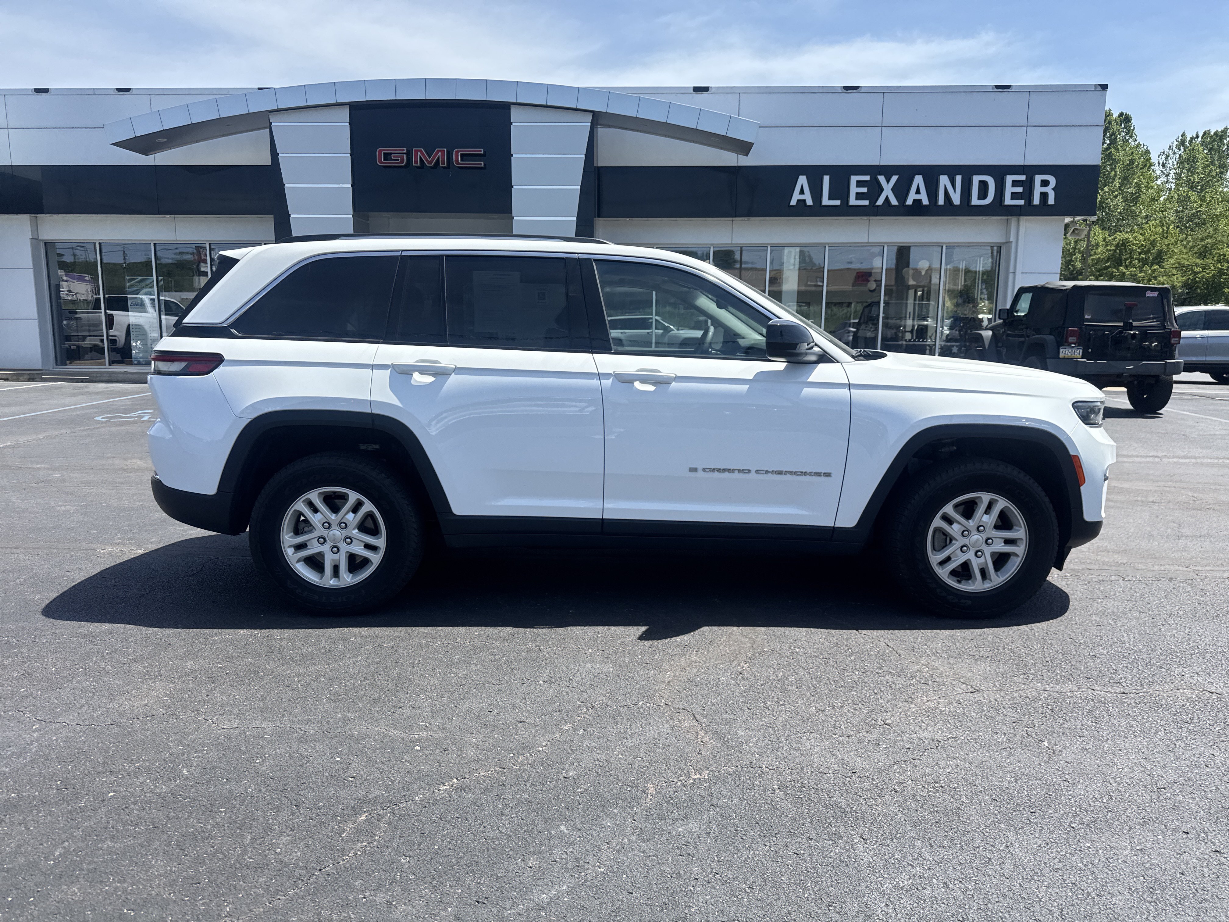 Used 2023 Jeep Grand Cherokee Laredo AWD/4WD video 2
