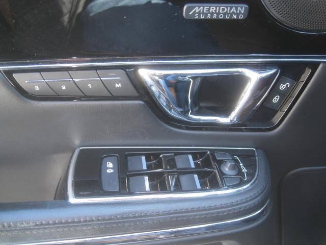 Used 2017 Jaguar XJ AWD/4WD image 33