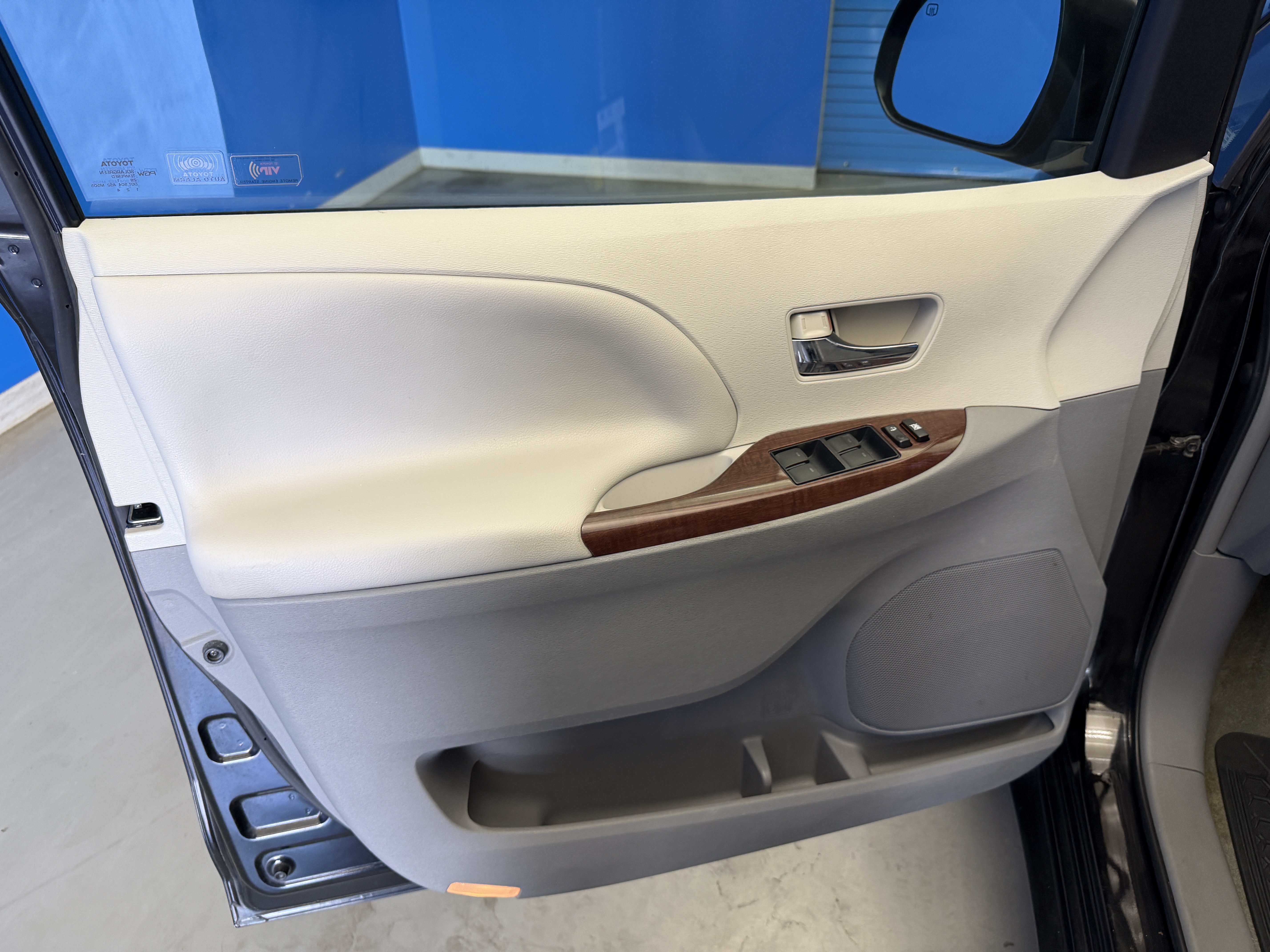 Used 2011 Toyota Sienna XLE FWD image 9