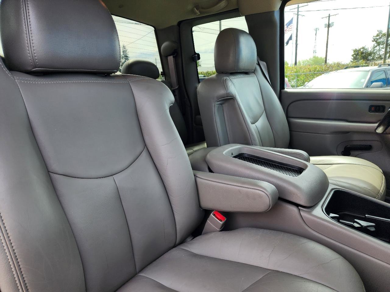 Used 2004 Chevrolet Silverado 2500 LT AWD/4WD image 23