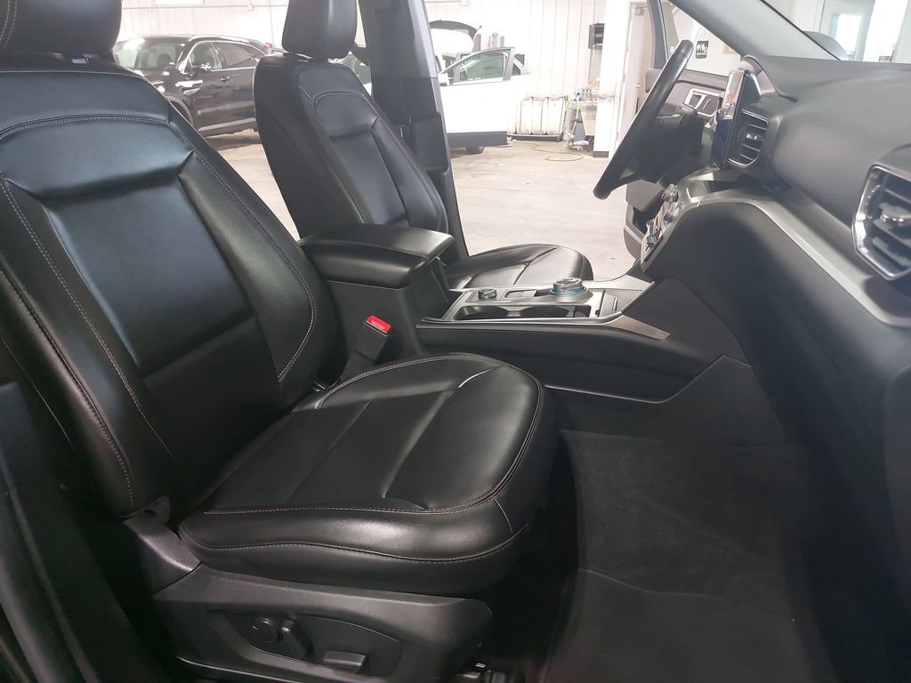 Used 2022 Ford Explorer XLT w/ Equipment Group 202A AWD/4WD image 10